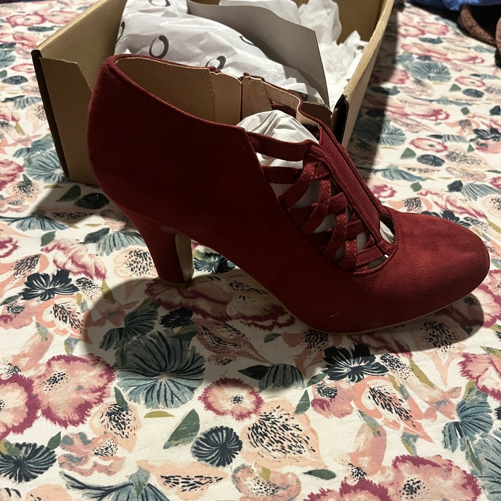 Size 8.5 wide merlot bootie Never worn